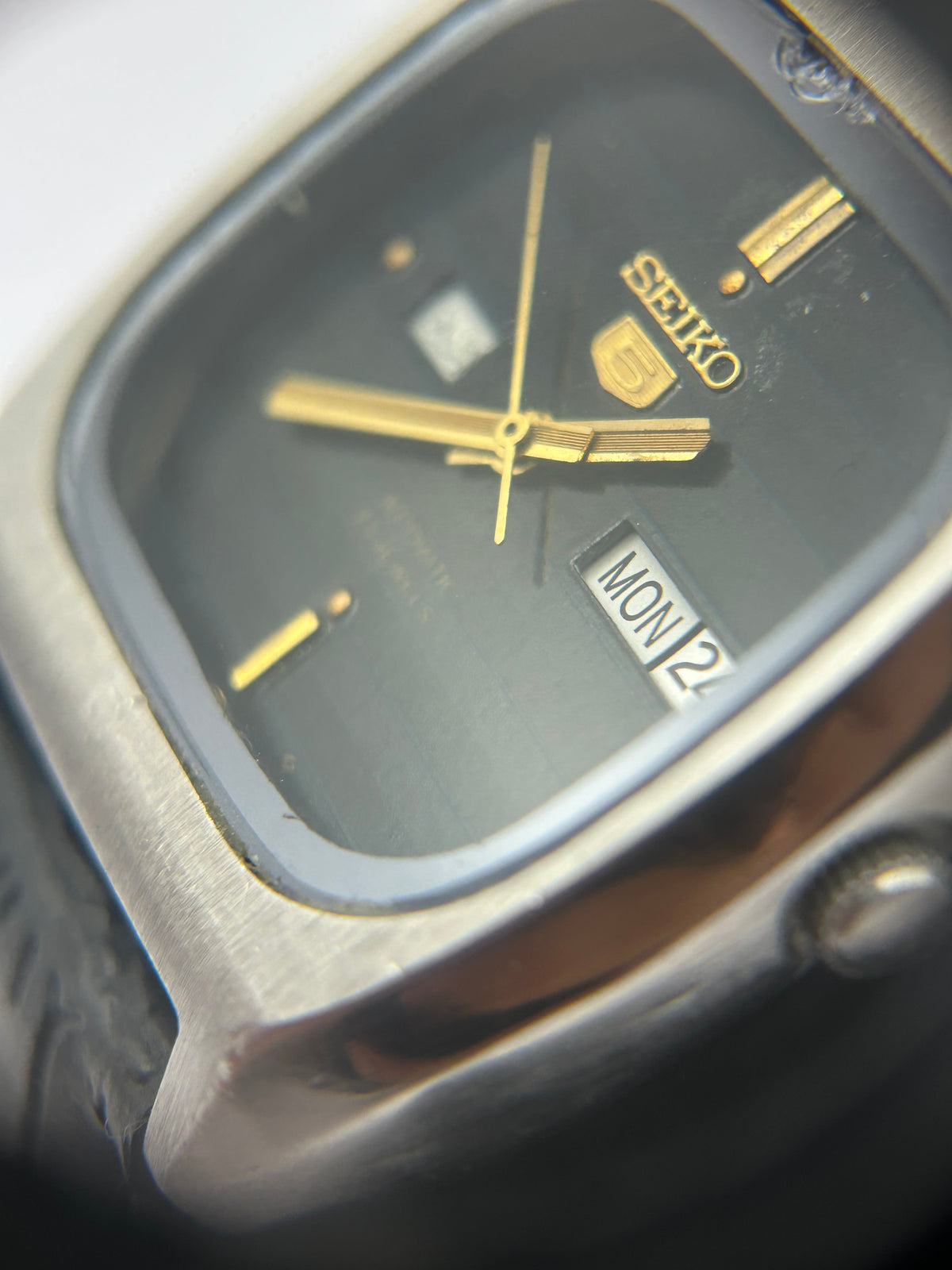 Striped Seiko 5 - Arabic Calendar